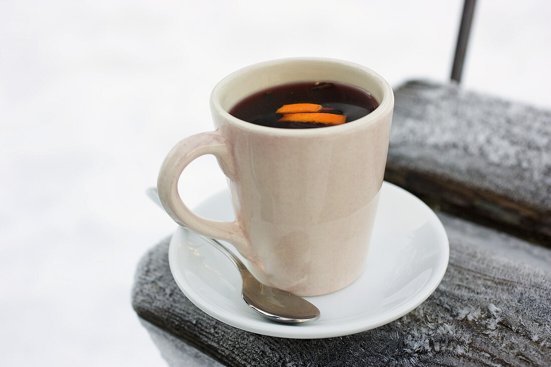 Punsch in weisser Tasse