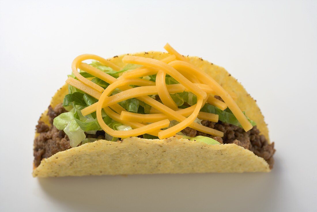Taco mit Hackfleisch, Blattsalat und Käse