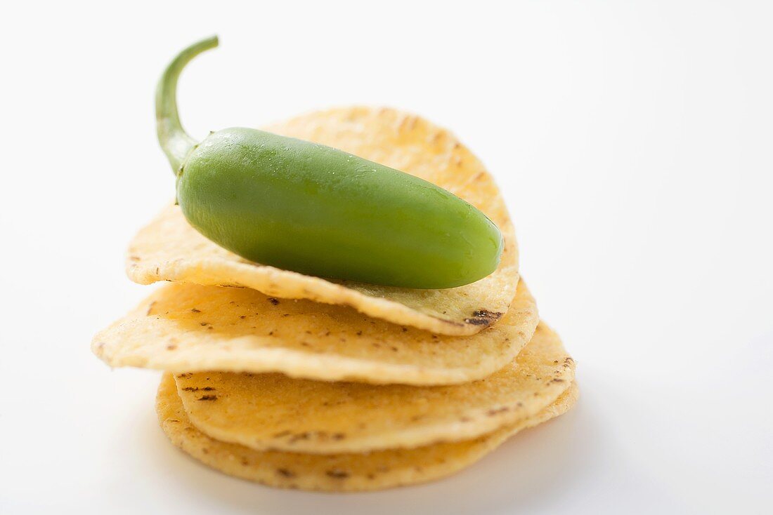 Tortillachips mit grüner Jalapeno Chilischote