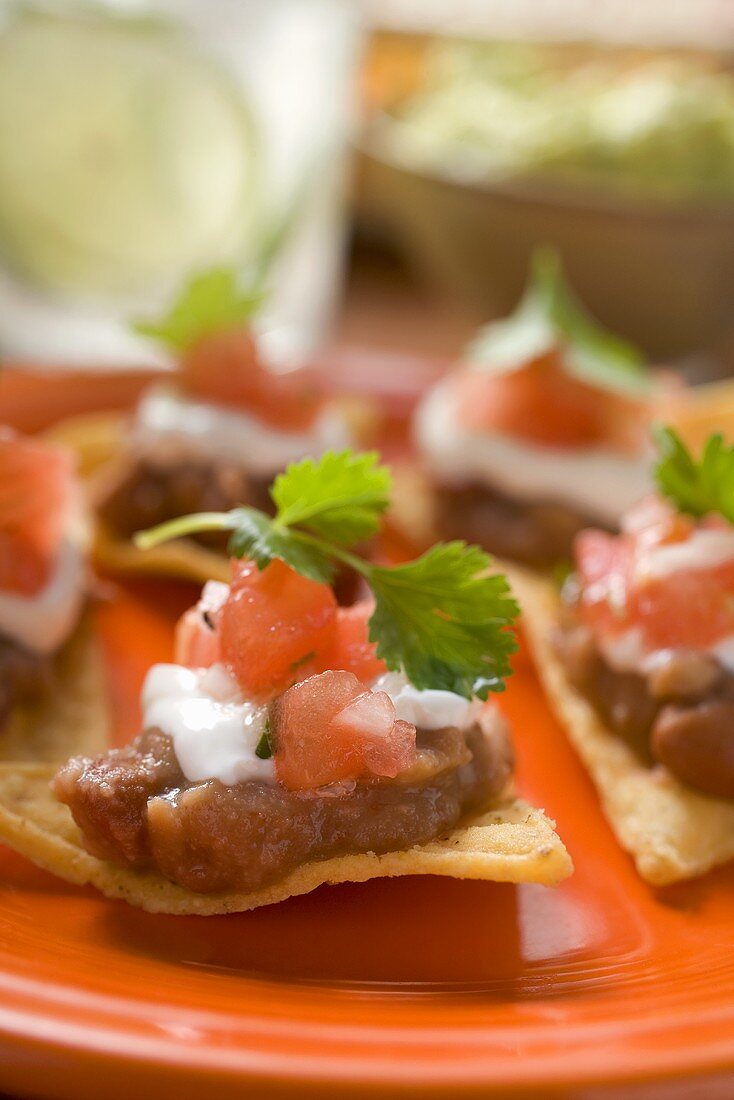 Nachos mit Bohnen, saurer Sahne und Tomaten