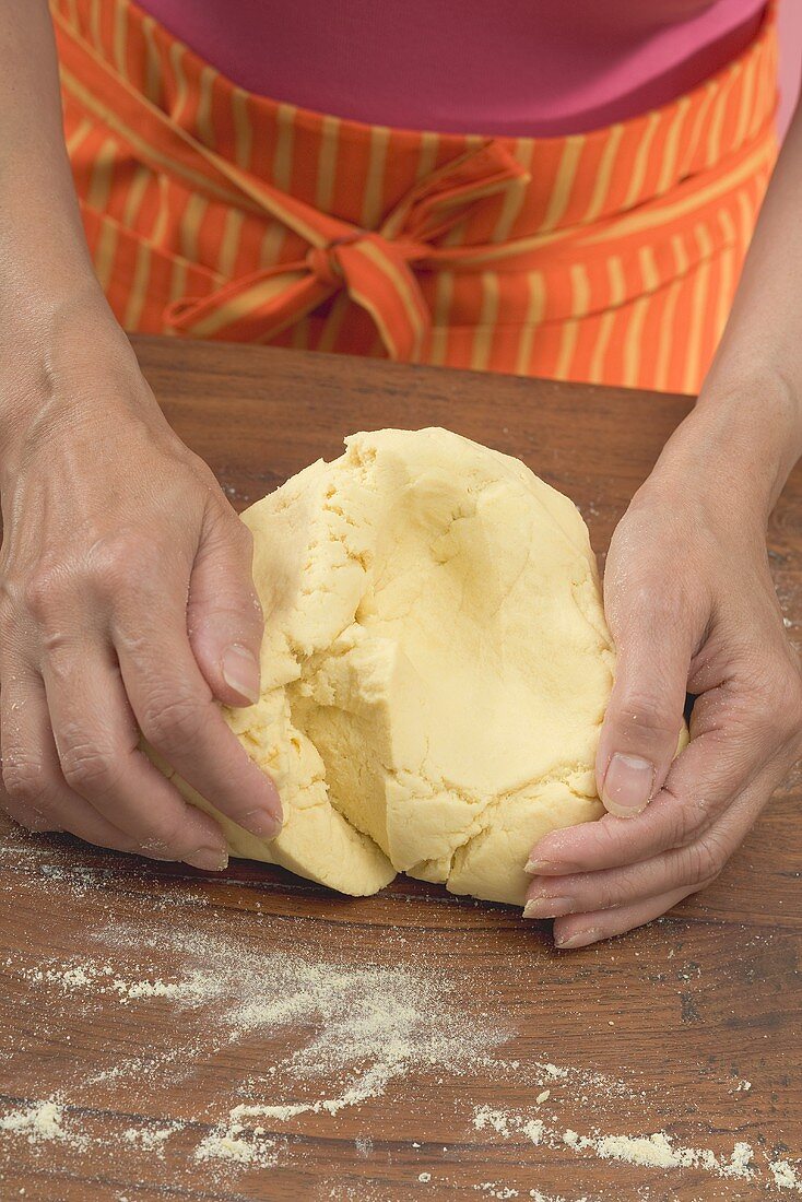 Frau knetet Tortillateig