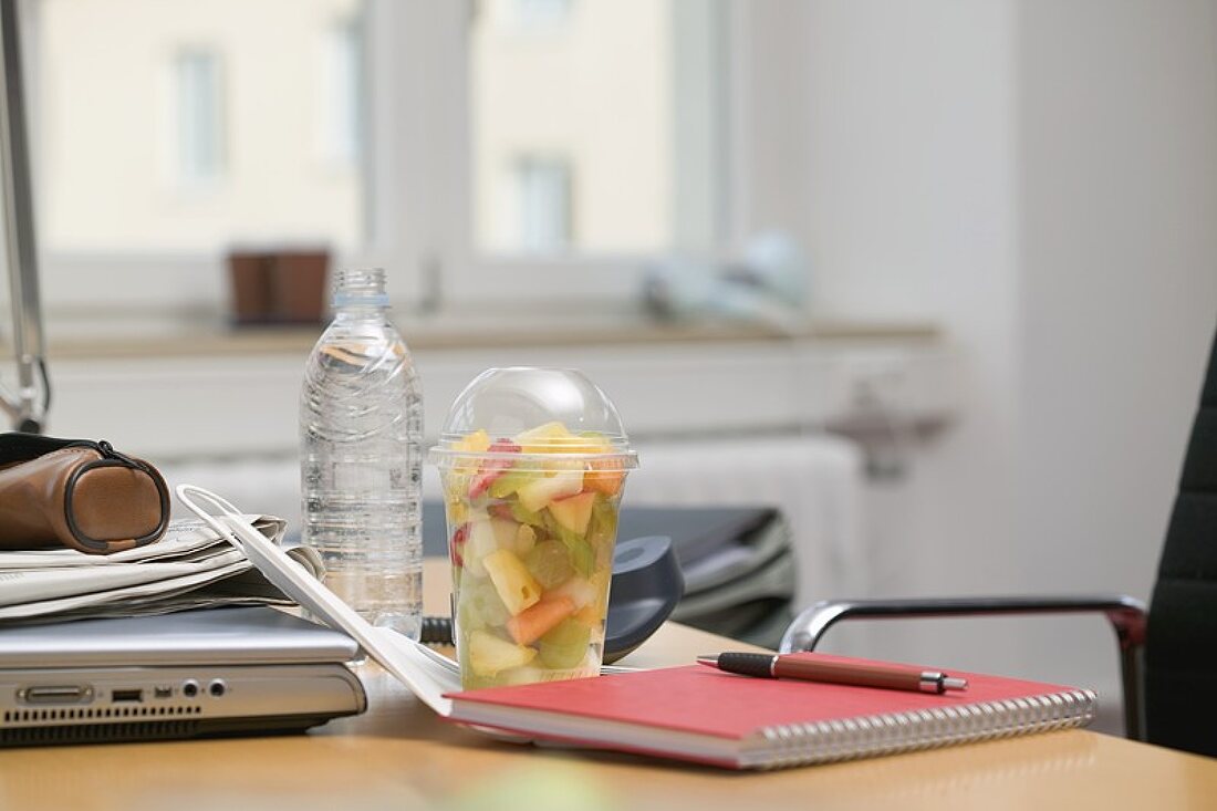 Fruchtsalat und Wasserflasche im Büro