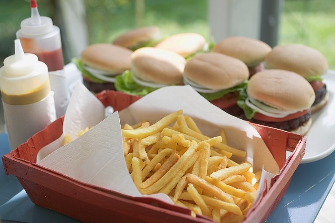 Pommes frites, Hamburger, Senf und Ketchup