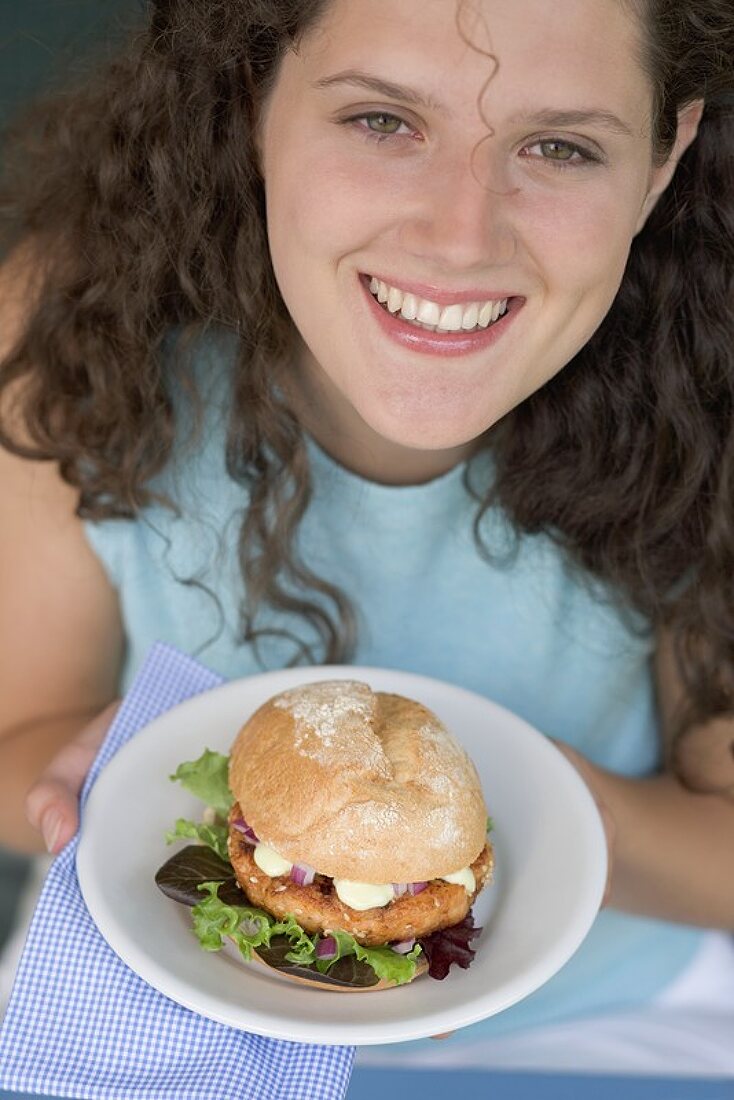 Frau hält Burger