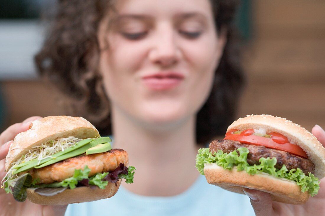 Frau mit zwei verschiedenen Burgern