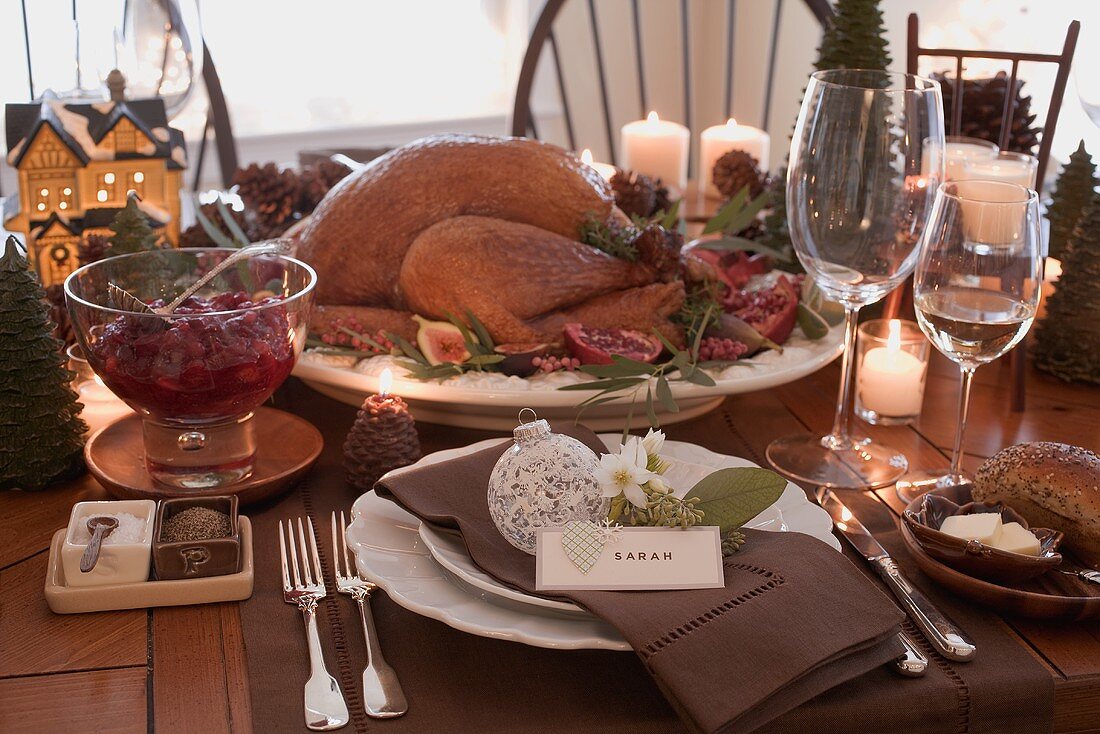 Christmas table with roast turkey (USA)