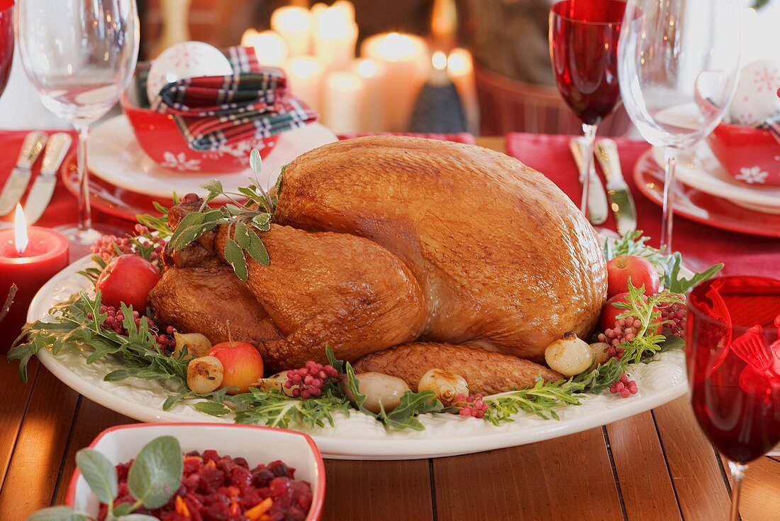 Weihnachtlich gedeckter Tisch mit gebratenem Turkey (USA)