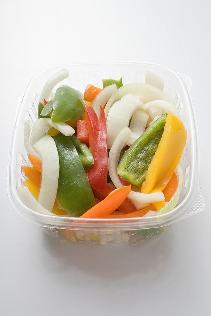 Geschnittenes Gemüse in geöffneter Plastikschale
