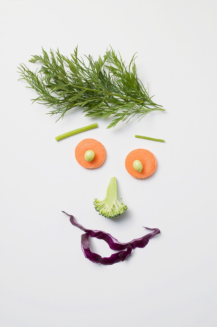 Lustiges Gesicht aus Gemüse und Dill