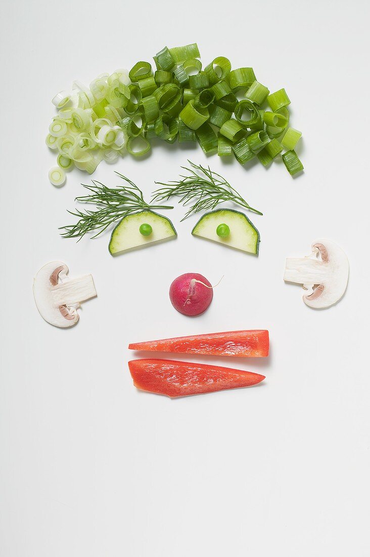 Lustiges Gesicht aus Gemüse, Dill und Champignons