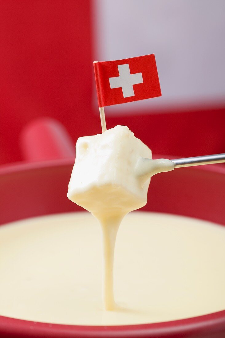 Käsefondue mit Schweizer Flagge (Close Up)