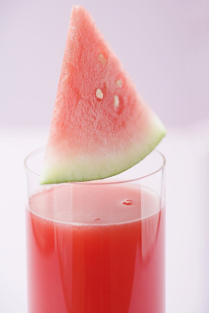Wassermelonenschnitz auf Glas Wassermelonensaft