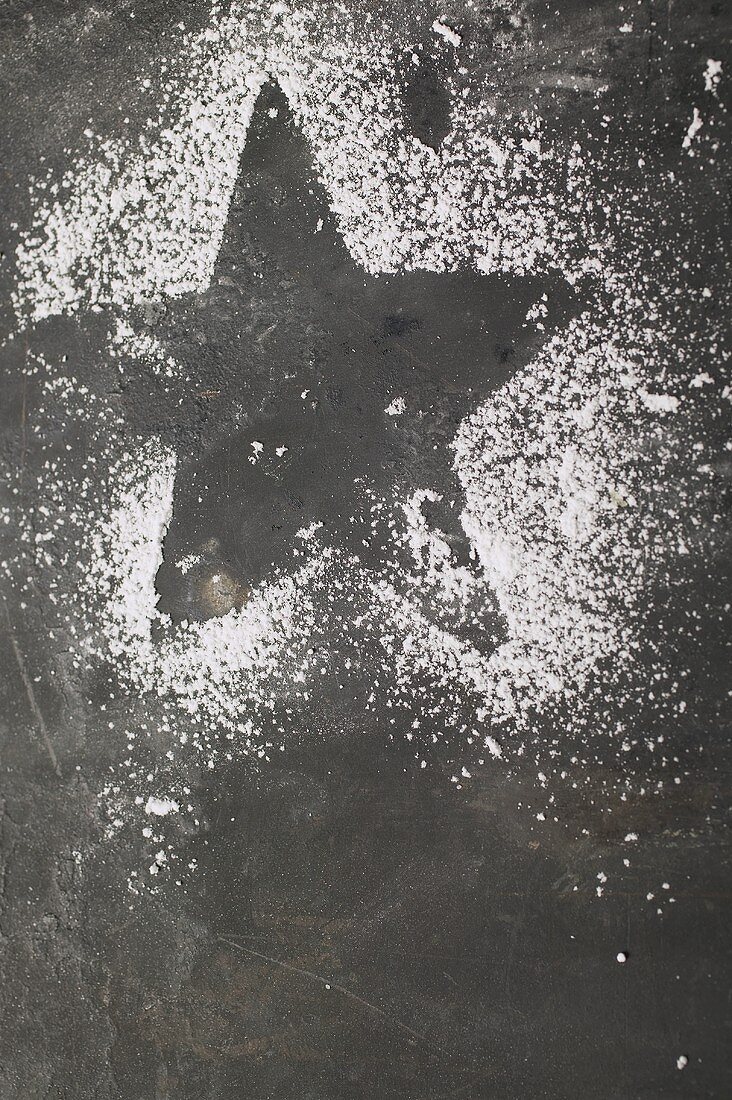 Shape of a star-shaped biscuit in icing sugar