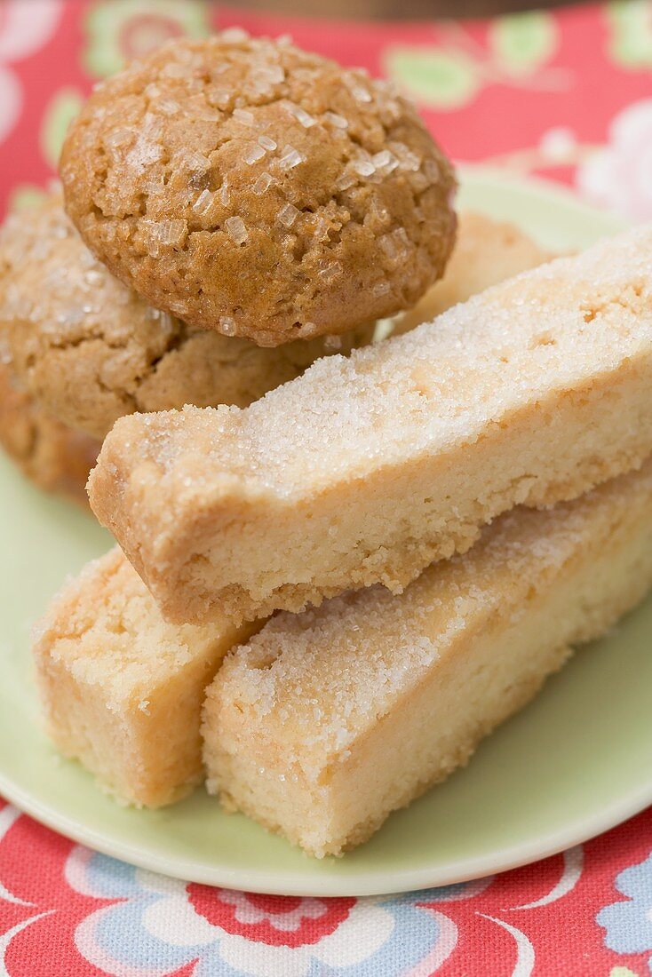 Plätzchen und Shortbread auf Teller