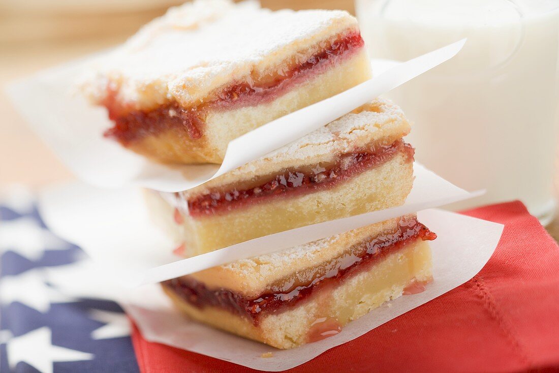 Jam slices with icing sugar, in a pile (USA)