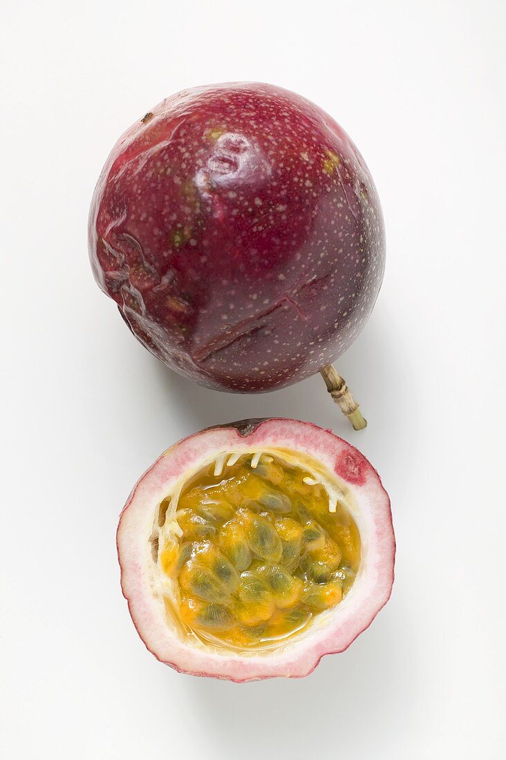 Ganze und halbe Purpurgranadilla