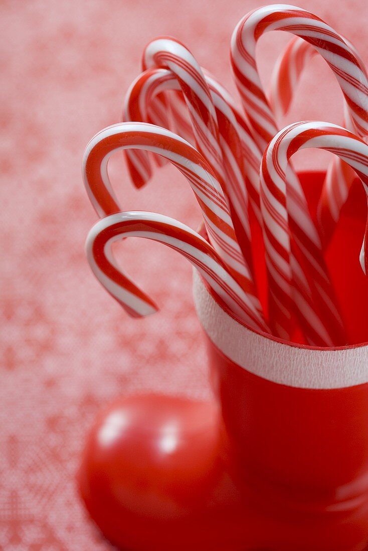 Zuckerstangen im roten Plastikstiefel