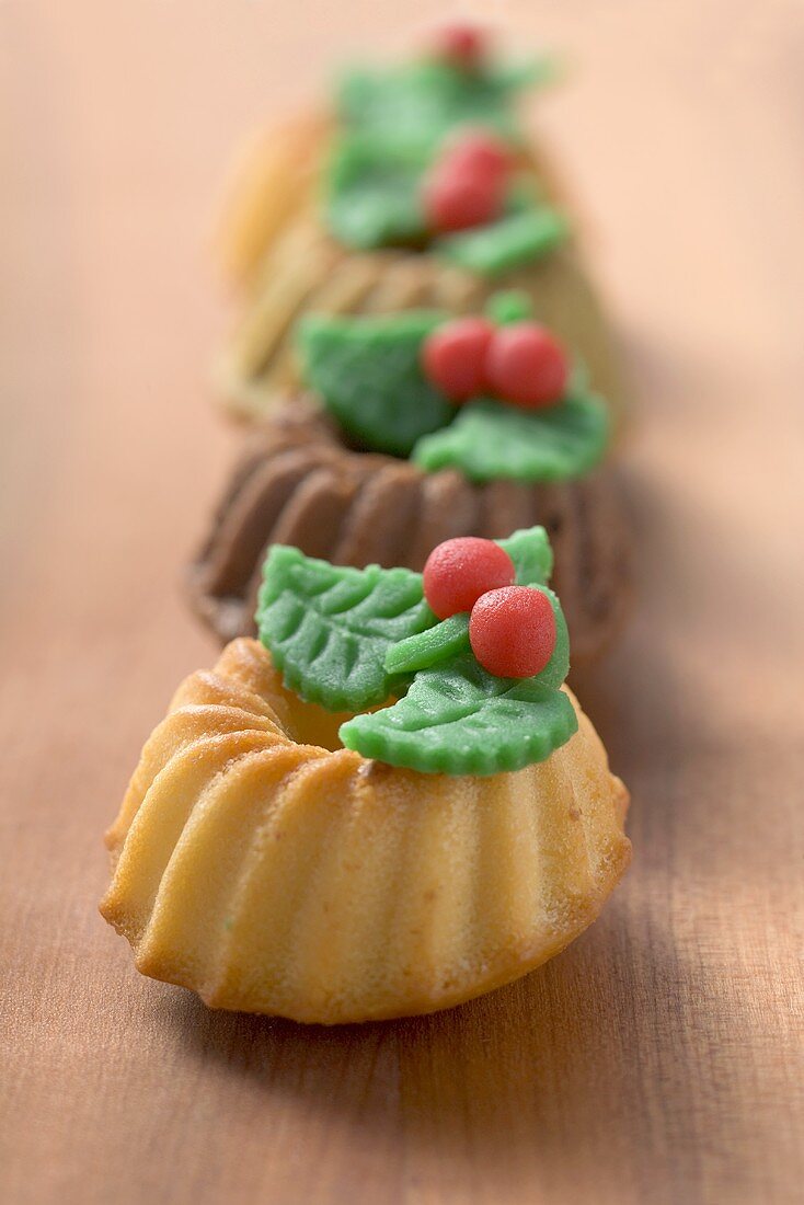 Small ring cakes with marzipan leaves for Christmas