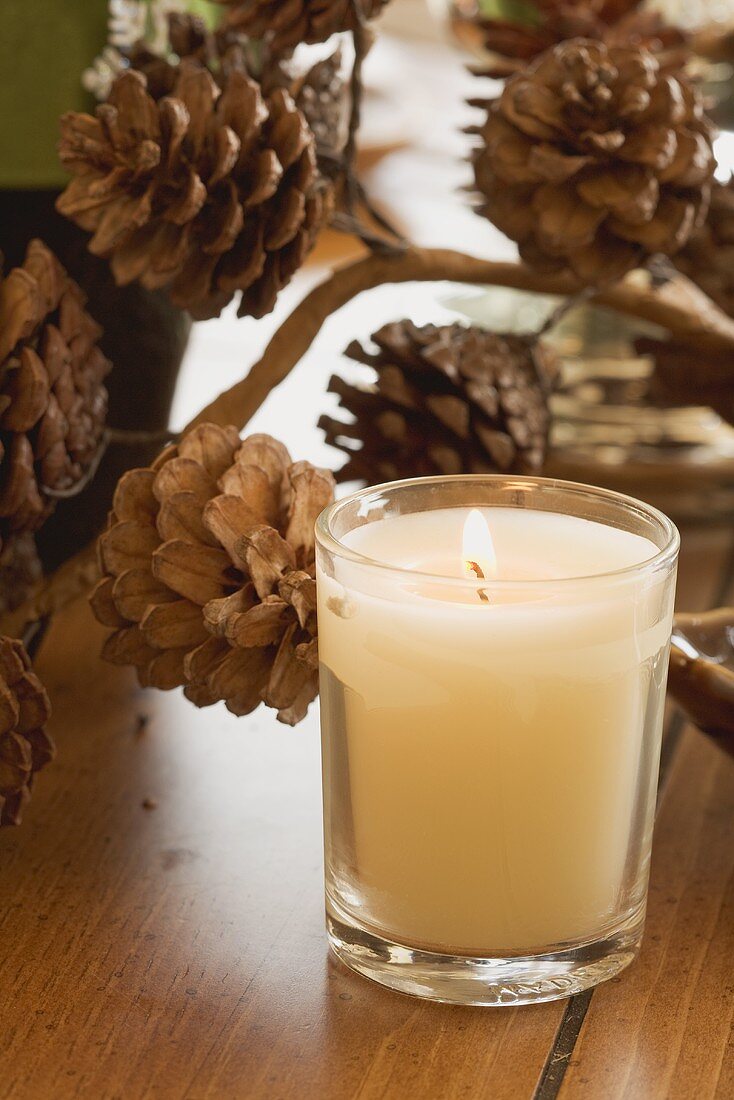 Weihnachtliche Tischdeko: Kerze und Pinienzapfen