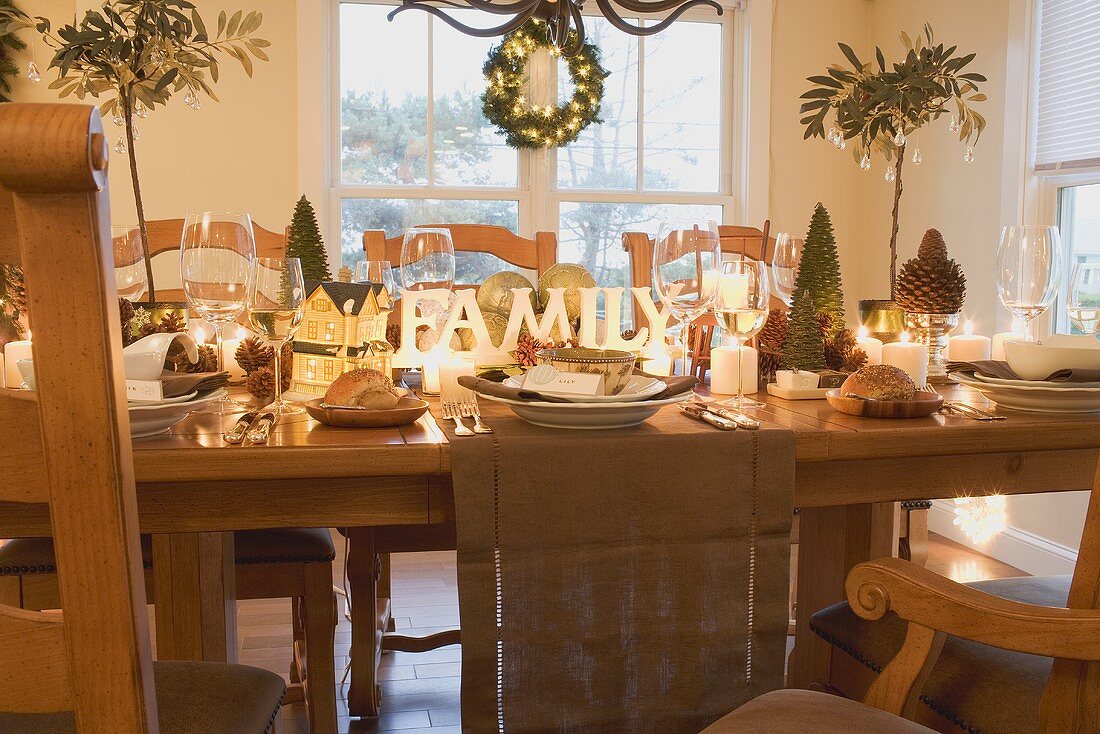 Weihnachtlich gedeckter Tisch (USA)