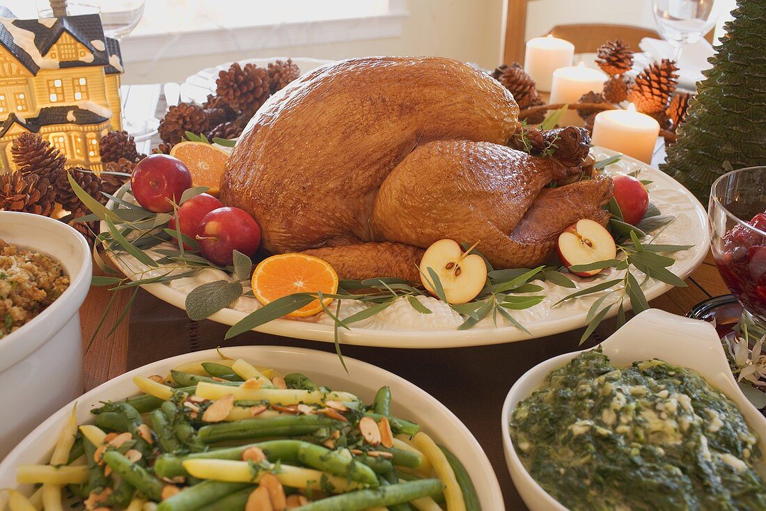 Gebratener Turkey mit Beilagen auf Weihnachtstisch (USA)