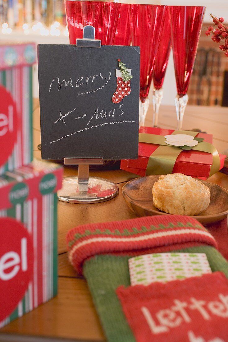 Weihnachtsdeko, Gläser und Gedeck am Esstisch vor Kamin