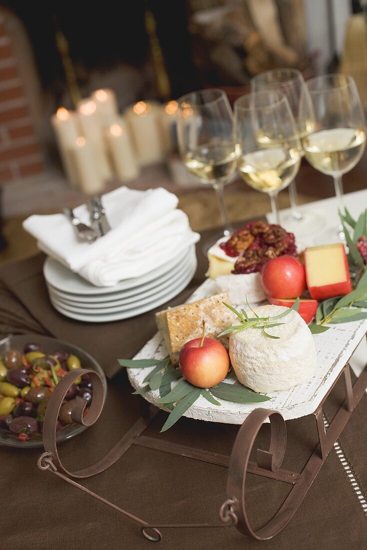 Kleiner Schlitten mit Käse und Äpfeln zu Weihnachten