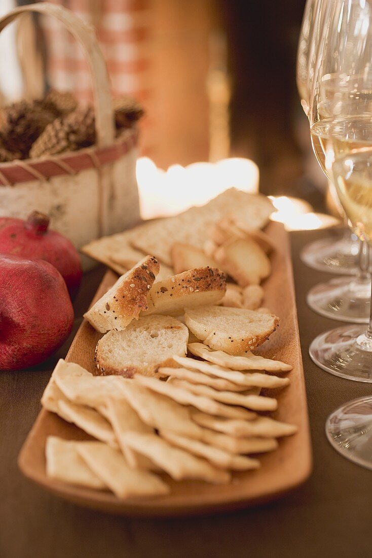 Cracker und Weißbrot auf Platte (weihnachtlich)