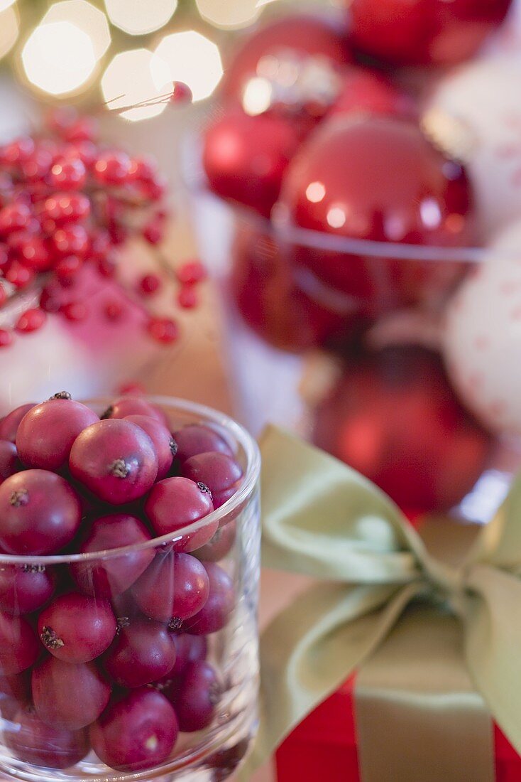 Christmas decoration: cranberries & Christmas tree baubles