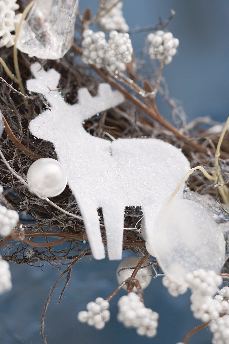 Weihnachtskranz mit weißem Rentier (Close Up)