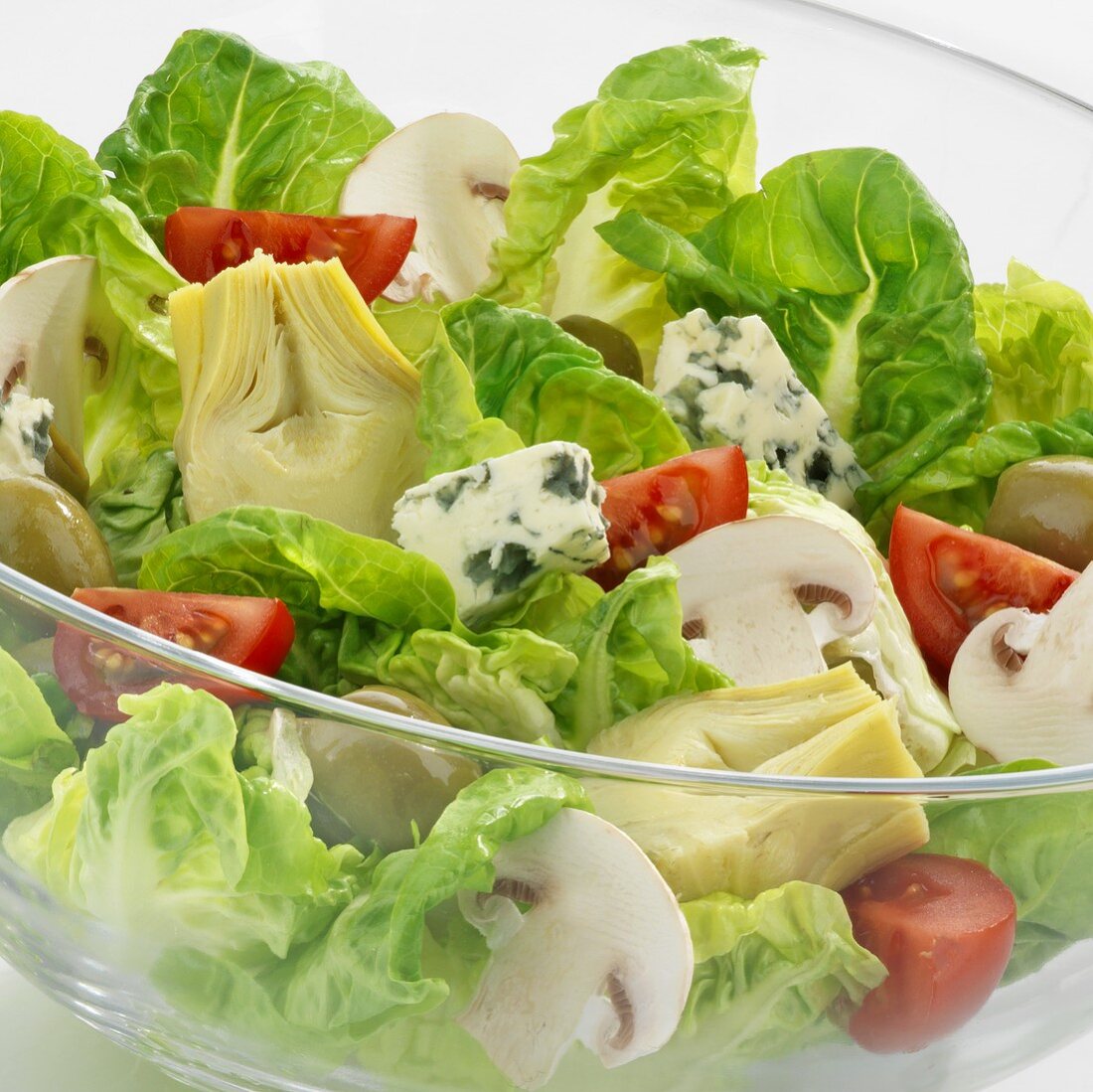 Blattsalat mit Gemüse, Champignons und Blauschimmelkäse