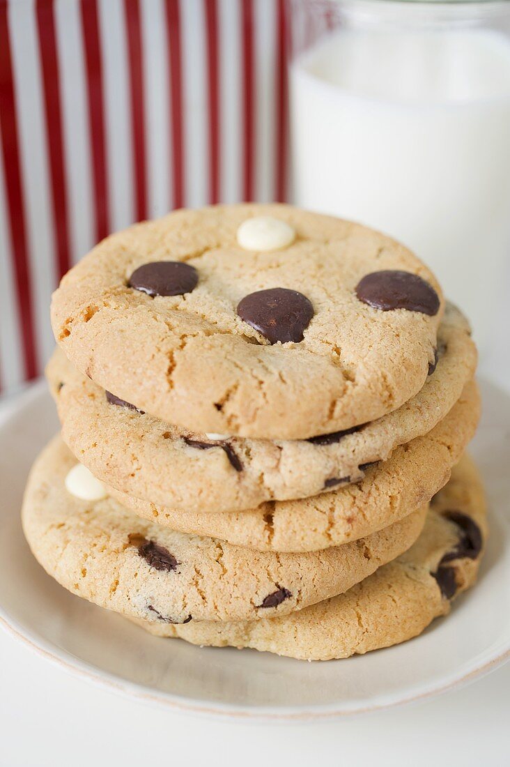 Chocolatechip Cookies und Glas Milch