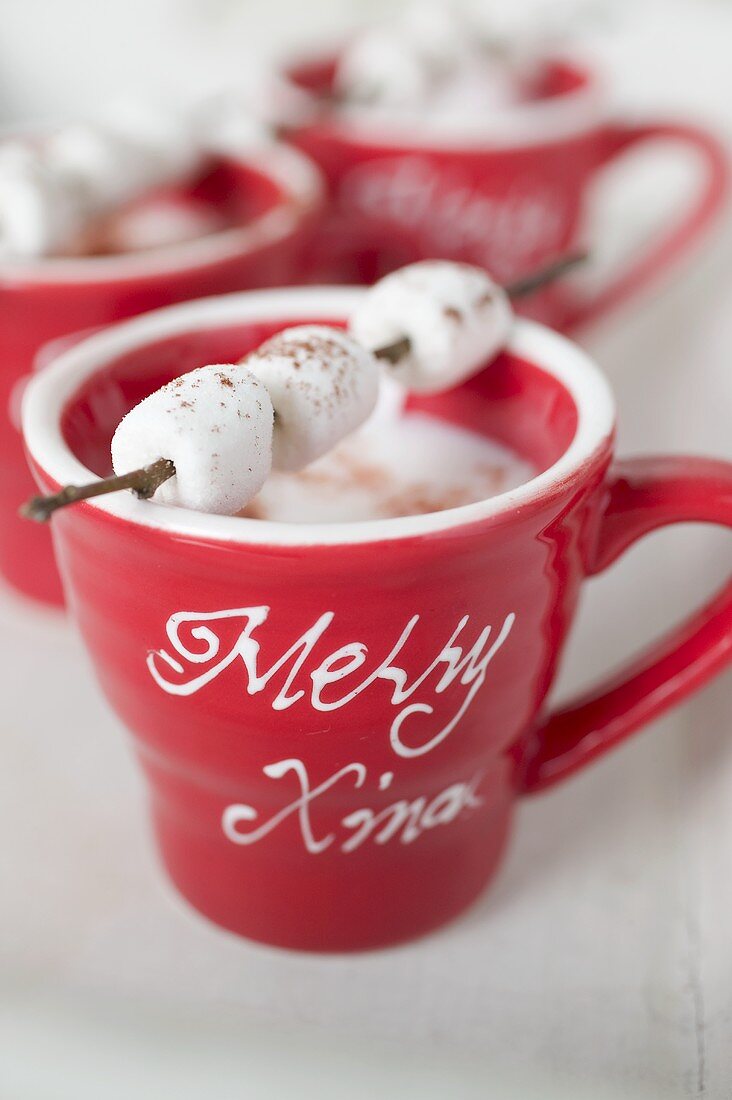 Marshmallow-Spiesschen auf Kakaotassen (weihnachtlich)