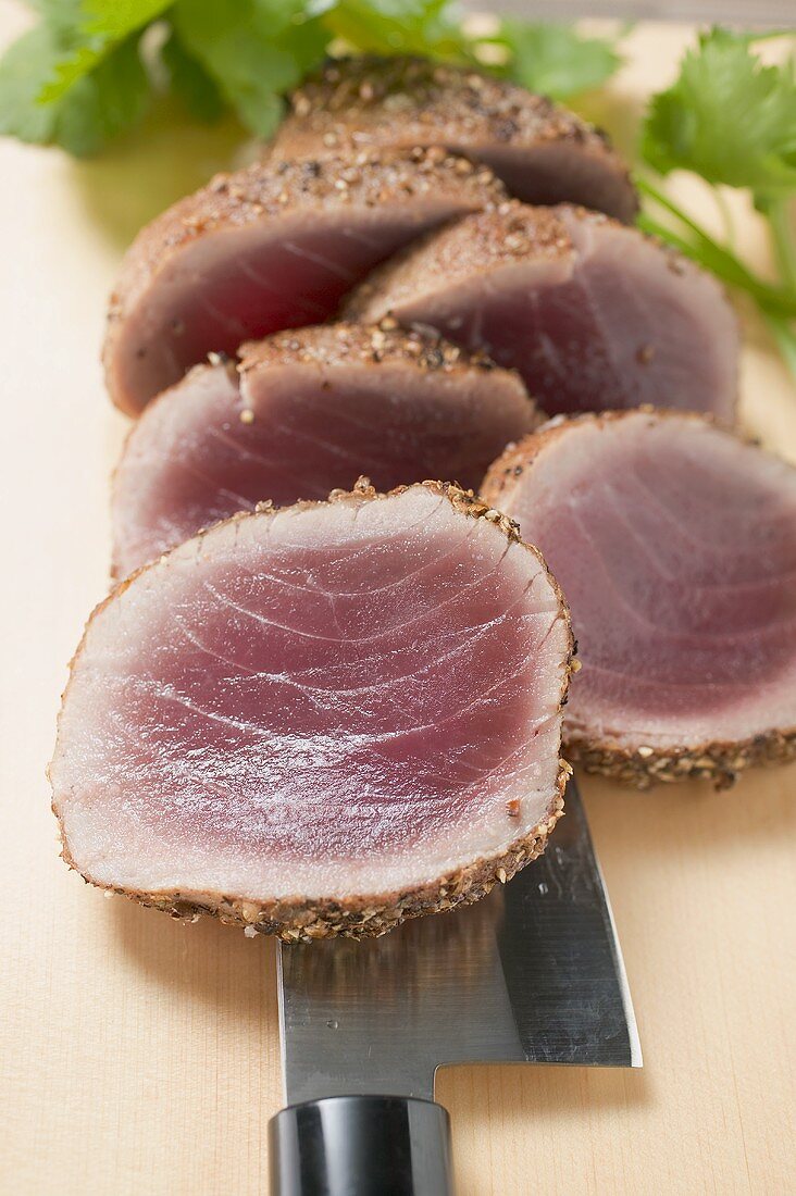 Seared, seasoned tuna fillet (close-up)