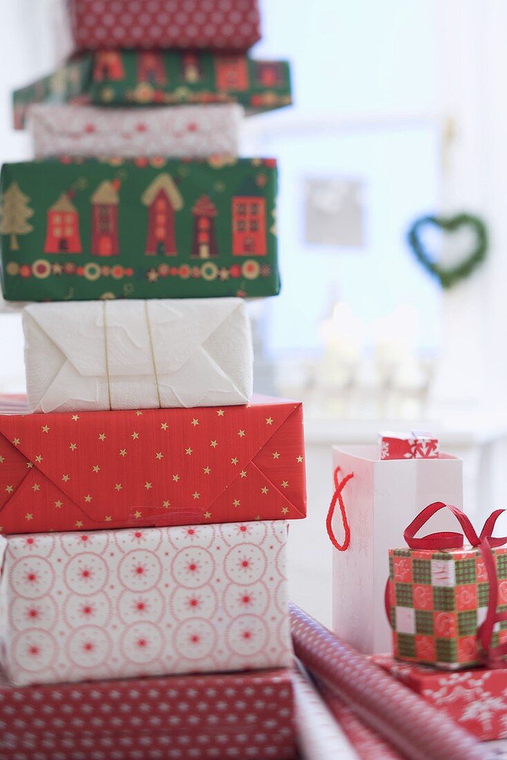 Verschiedene Weihnachtsgeschenke, in Schachteln verpackt