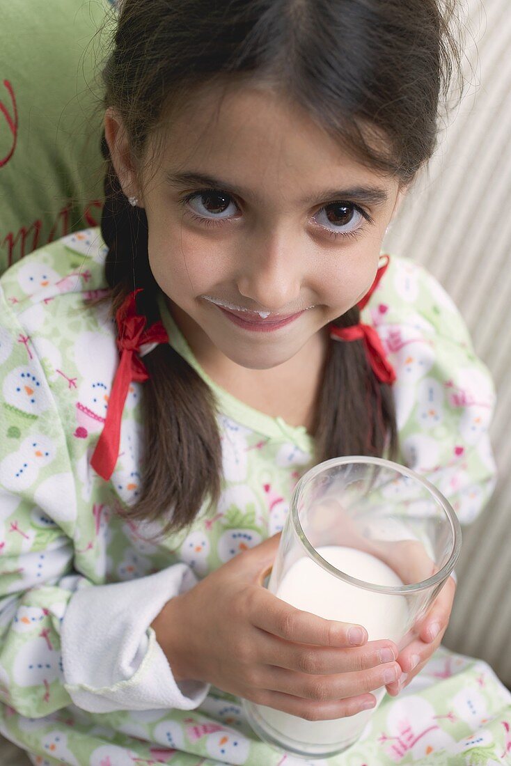 Mädchen trinkt Glas Milch