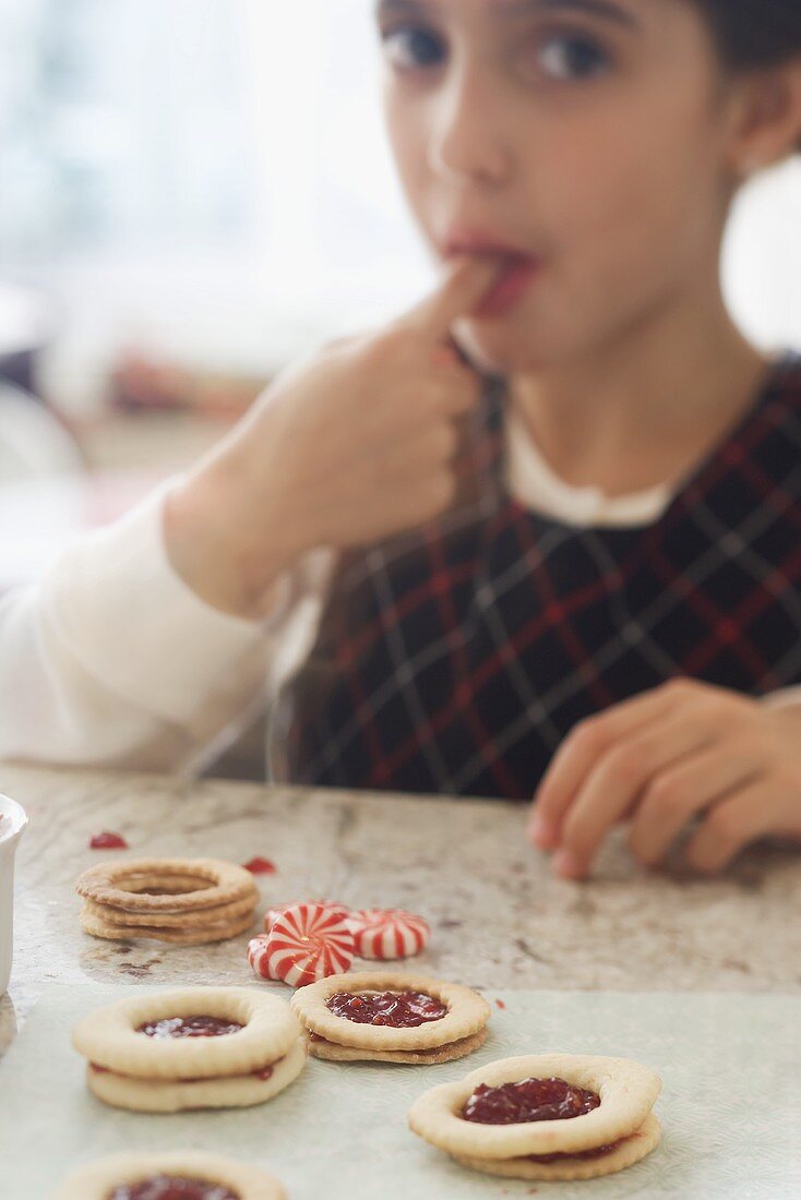 Mädchen nascht Marmelade beim Plätzchenbacken