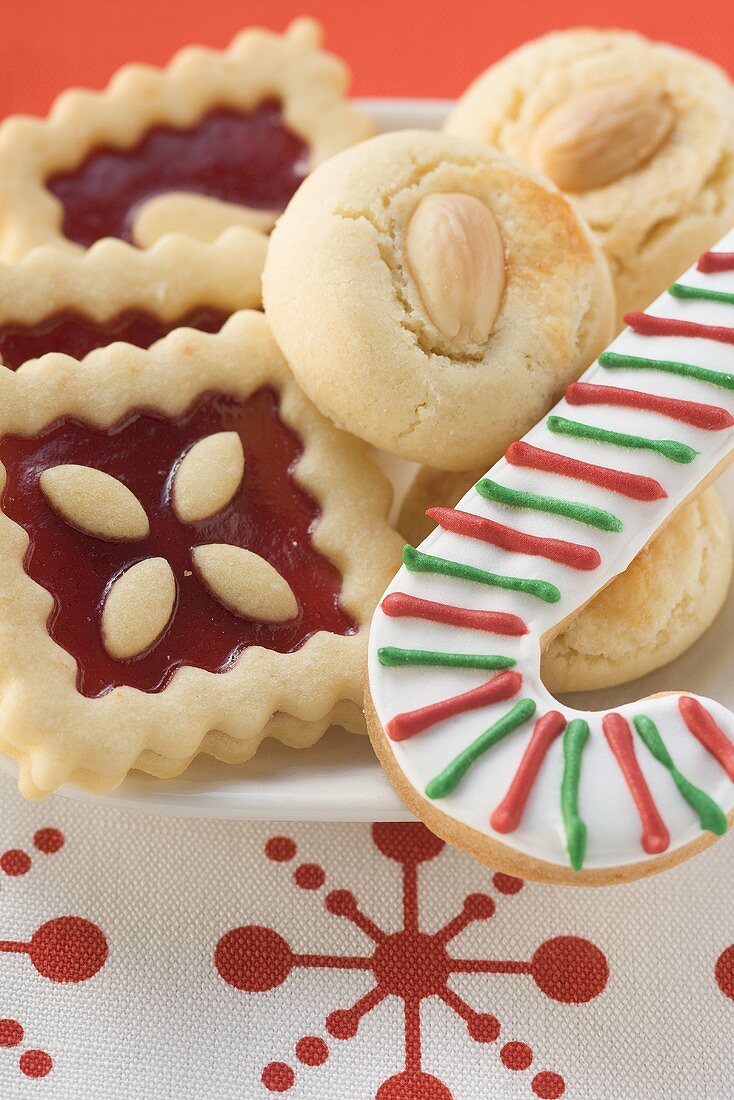 Verschiedene Weihnachtsplätzchen auf Teller (Ausschnitt)