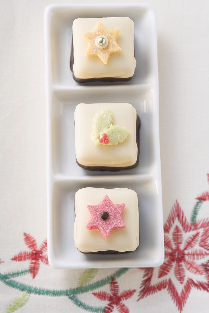 Drei weihnachtliche Petit Fours (Draufsicht)