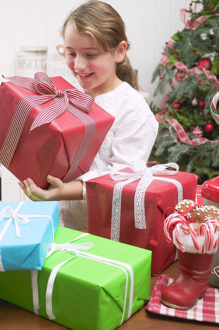 Mädchen mit vielen Weihnachtsgeschenken
