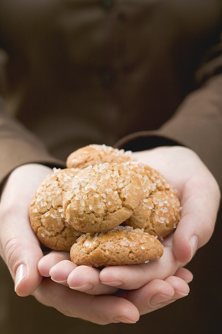 Hände halten Amaretti