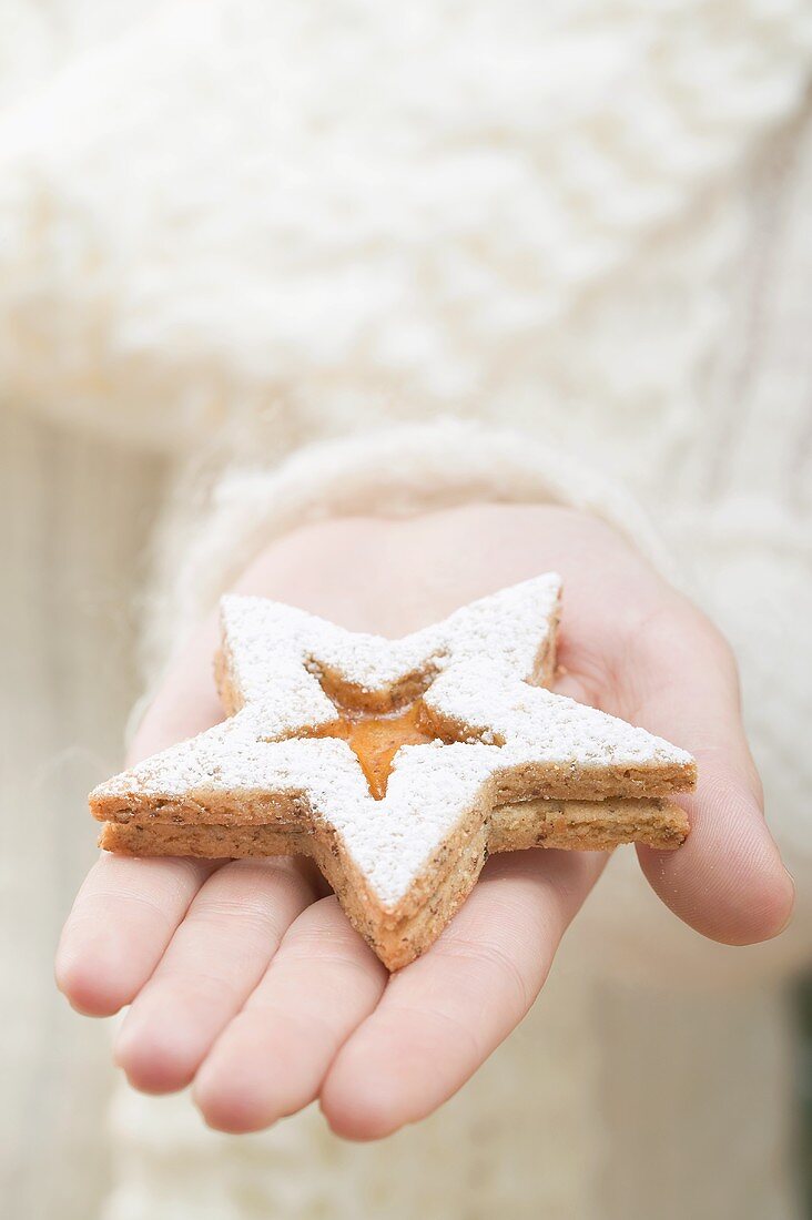 Hand hält Marmeladenplätzchen