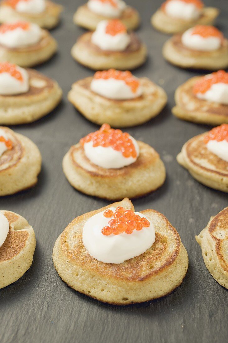 Blinis mit saurer Sahne und Kaviar