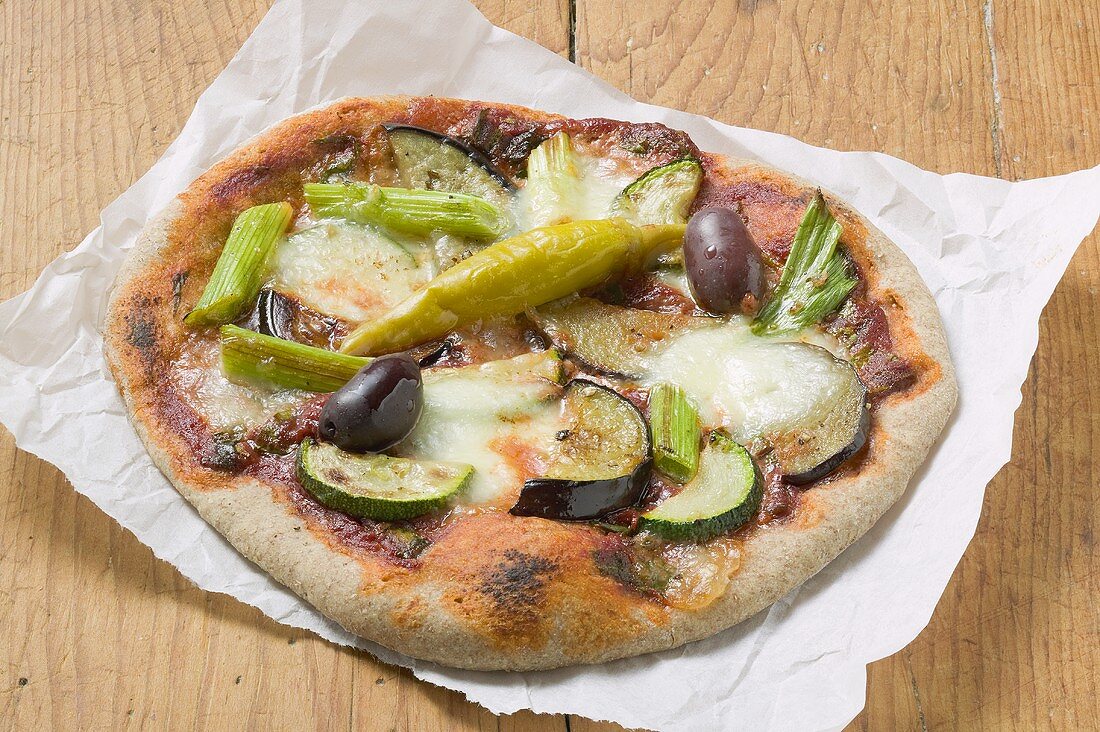 Pizza mit Zucchini, Auberginen, Peperoni und Oliven