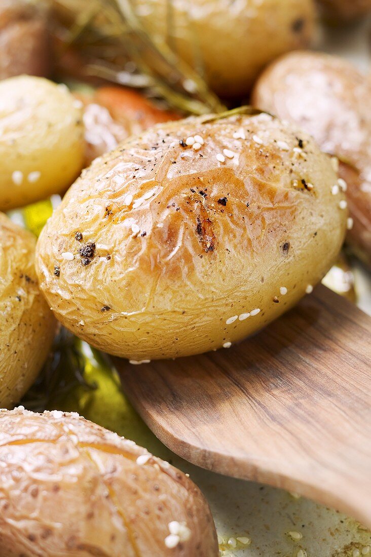 Baked potatoes in roasting tin (close-up)