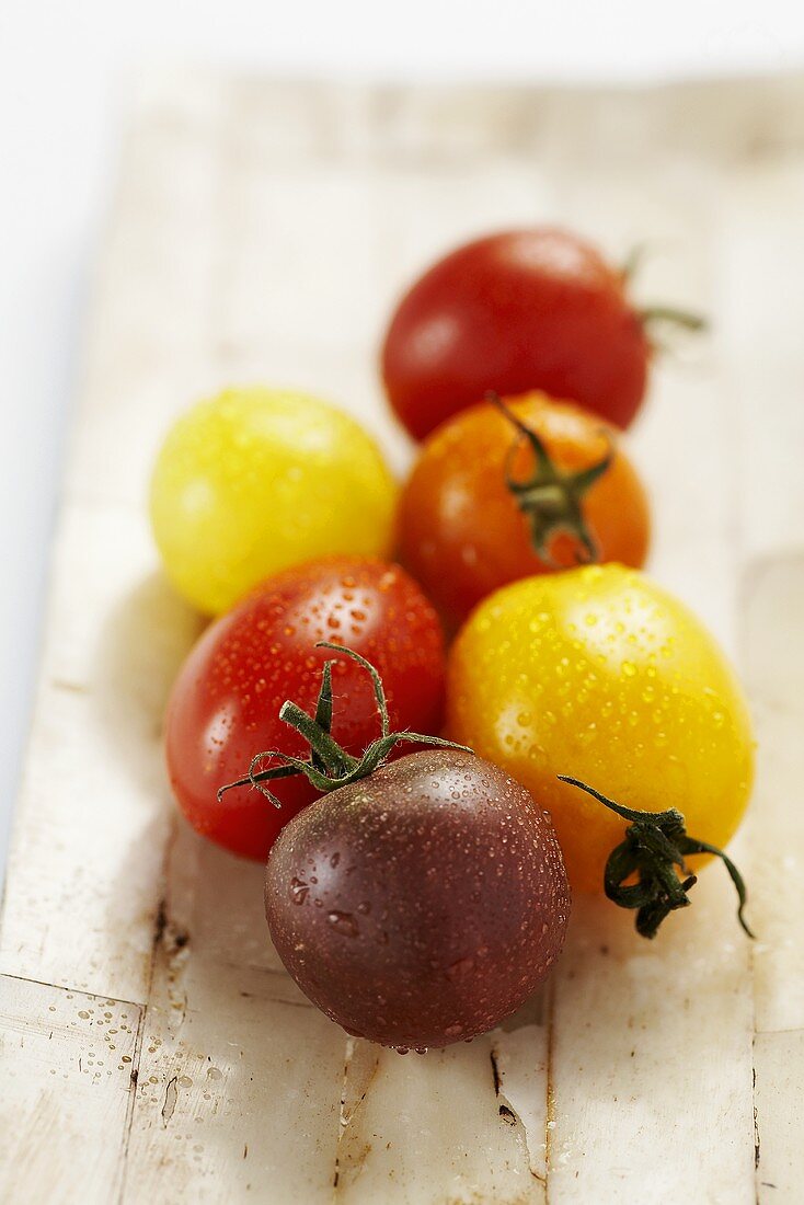 Tomaten in verschiedenen Farben mit Wassertropfen