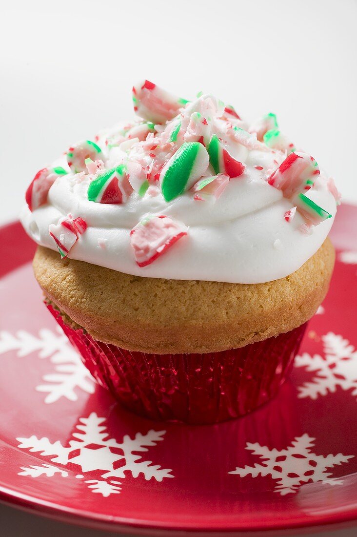 Cupcake auf weihnachtlichem Teller