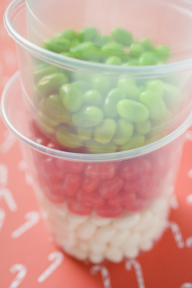 Weihnachtliche Jelly Beans in Plastikbechern