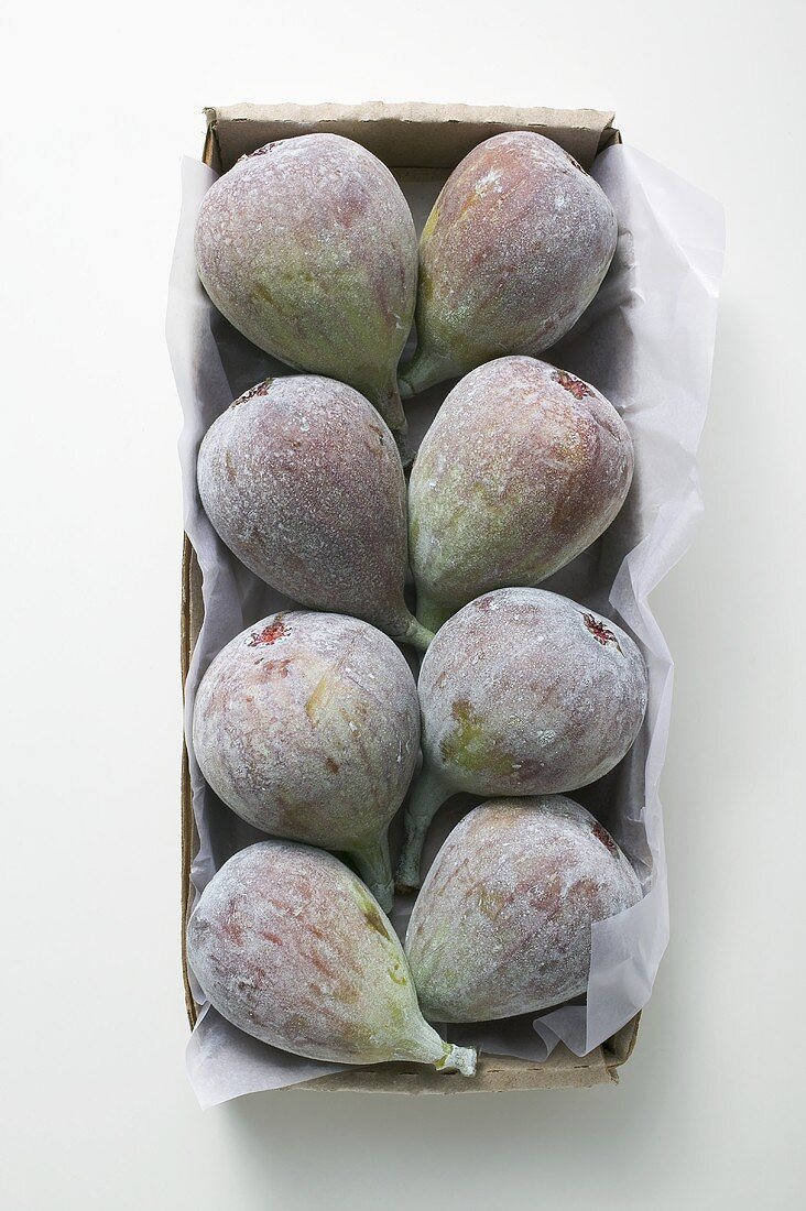 Fresh figs in box