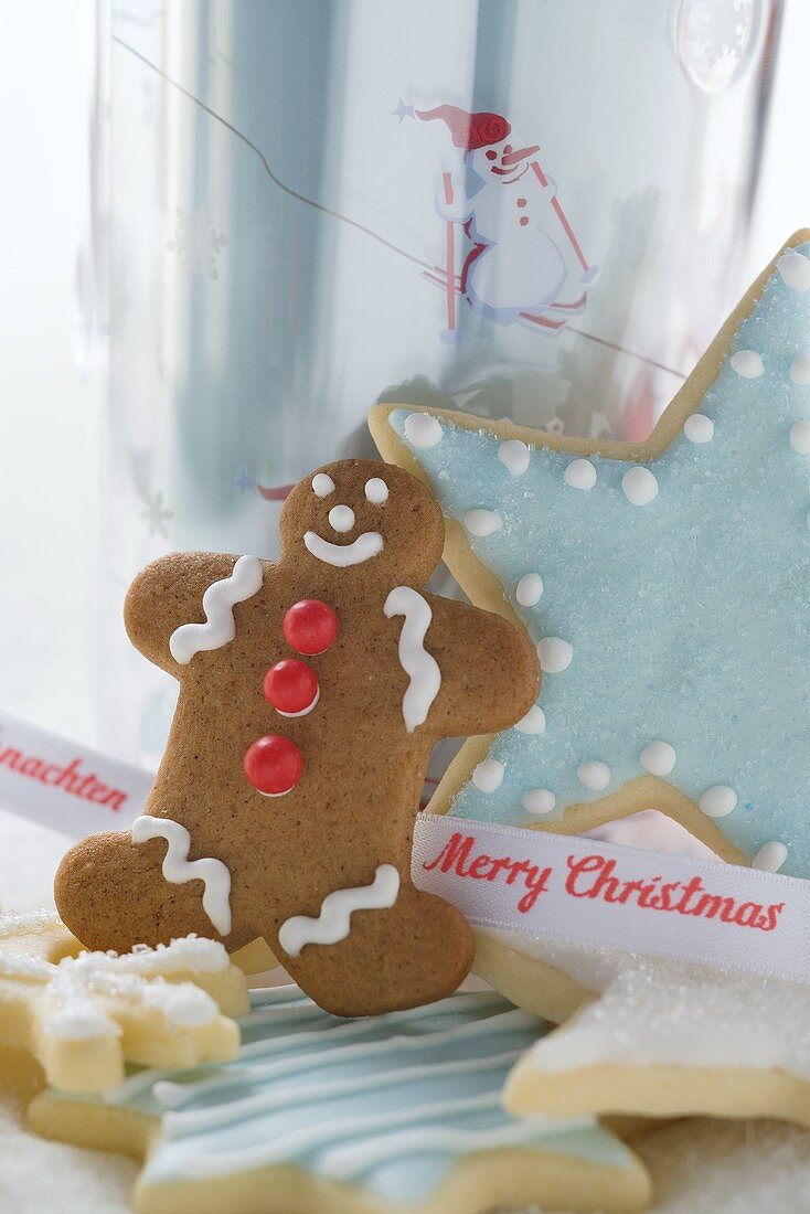 Verschiedene Weihnachtsplätzchen mit Schleife